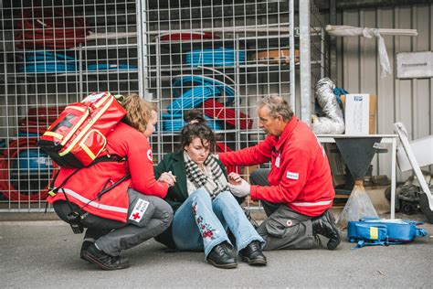 Foto van hulpverleners van Dorcas die voedsel uitdelen