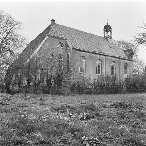 Linker zijaanzicht van de Doopsgezinde kerk te Sappemeer.
