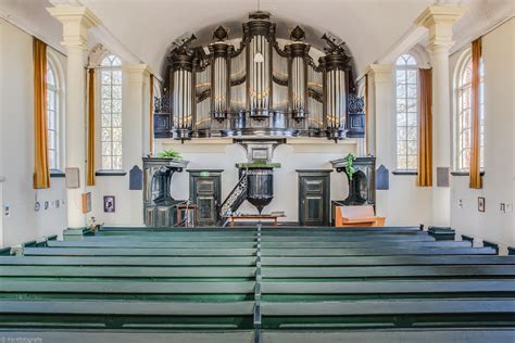 Interieur van de Doopsgezinde kerk in Sappemeer met zicht op het orgel.