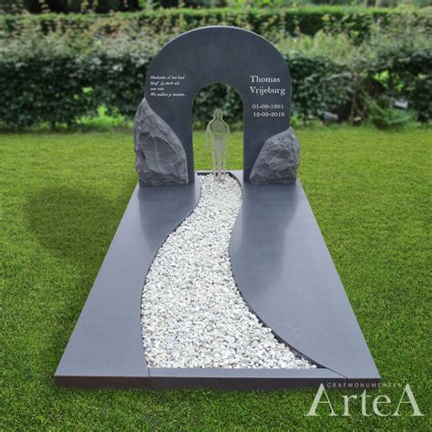 Foto van een historische grafsteen met inscriptie of poëzie.