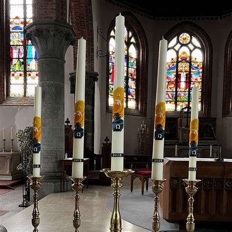 Paaskaarsen branden in de kerk
