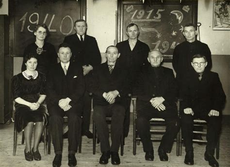 Historische foto van het personeel en bestuur van de christelijke school in Rheeze rond 1915.