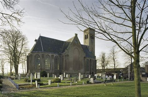 Een afbeelding van de twee kerkgebouwen van Pesse, de Voorhofkerk en de Kruispuntkerk.