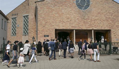 Illustratie van een kerkdienst in de Oud Gereformeerde Gemeenten