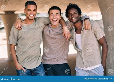 Een groep mannen die samen een Bijbelstudie volgt in een kerkelijk gebouw