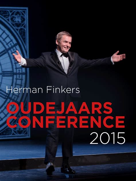 Een foto van Herman Finkers die zich concentreert op het dirigeren van een koor.
