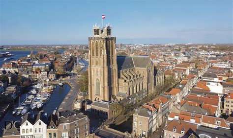 Illustratie van de Grote Kerk in Dordrecht, waar de Synode deels plaatsvond.