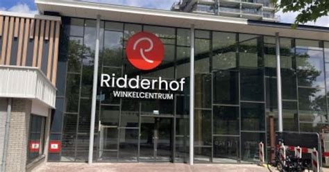 Foto van het winkelcentrum 'de Ridderhof' in Alphen aan den Rijn na het schietincident.