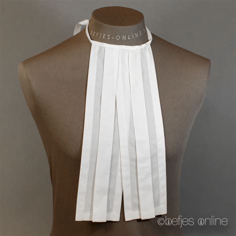 Gedetailleerde tekening van een toga met bef en kraag, met afmetingen.