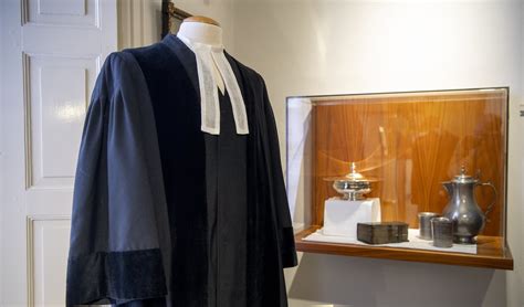 Illustratie van een dominee in toga, en een hoogleraar in ceremonieel gewaad.