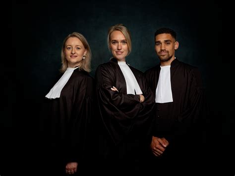 Collage van verschillende toga's gedragen door rechters, advocaten en griffiers.