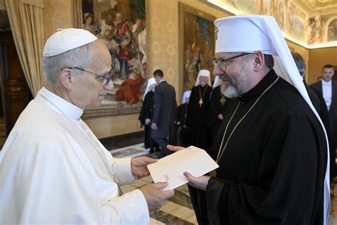 Illustratie van een bijeenkomst in het Vaticaan met wereldwijd vertegenwoordigde bisschoppen