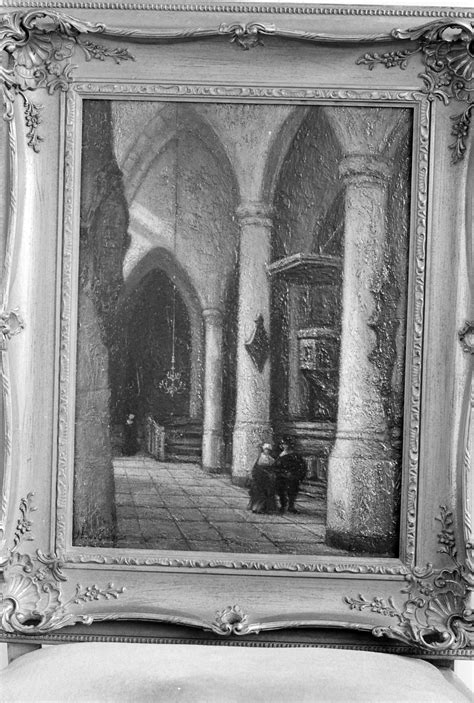 Historische foto of illustratie van een kerkinterieur, mogelijk met een schaduw om de verborgen aspecten te symboliseren