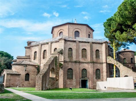 Een overzichtsfoto van de Basilica di San Vitale met haar kenmerkende achthoekige vorm.