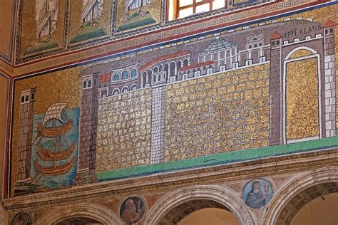 Een gedetailleerd zicht op de mozaïeken in de Basilica di Sant'Apollinare Nuovo.