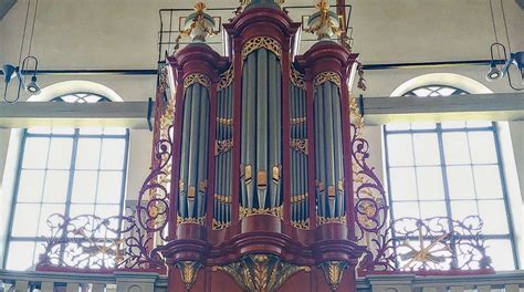 Diagram van het Bätz-orgel in De Swaen met aanduiding van het front, de balustrade en de onderkas.