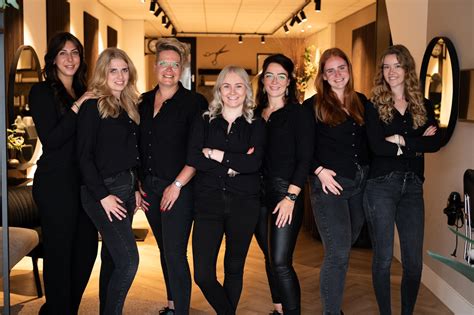 Een sfeervolle interieurfoto van Briljant Hairstyling in Nunspeet met een comfortabele wachtruimte en professionele kappersstoelen.