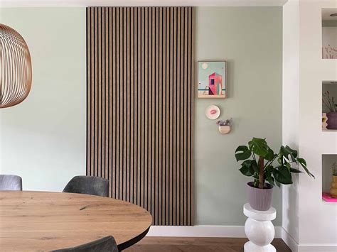 Voorbeeld van akoestische wandpanelen die geïntegreerd zijn in een kerkinterieur