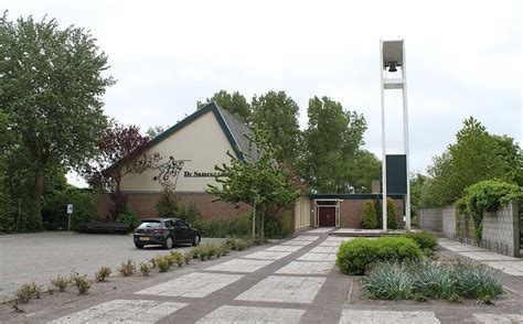 Oude foto van de eerste kerk in Anna Paulowna