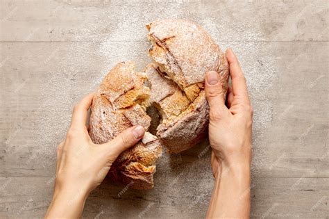 Een afbeelding van handen die brood delen.