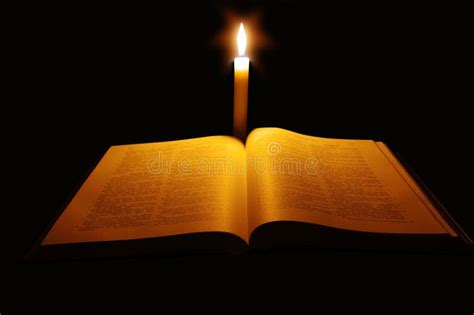 Illustratie van een open Bijbel met licht dat erop valt