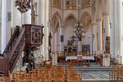 Interieur van de Sint-Gertrudiskerk met een jazzband op het podium
