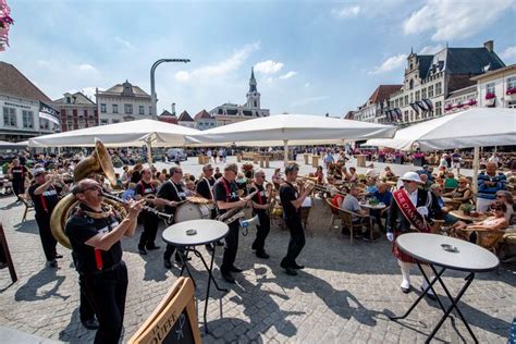 Drukte op de Grote Markt tijdens het JazzBoZ festival met optredende bands