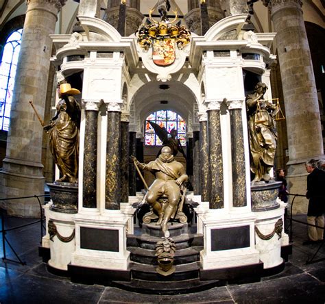 impressie van het praalgraf van Willem van Oranje in de Nieuwe Kerk