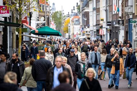 foto van een openluchtdienst met veel publiek in Leerdam