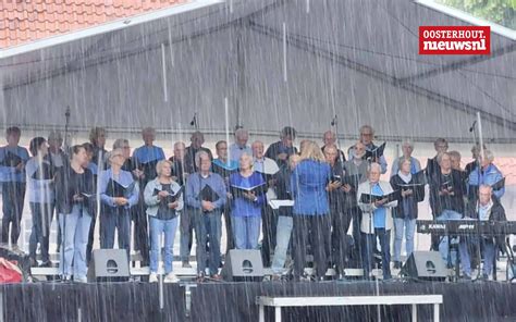foto van de praiseband Connect die optreedt tijdens de openluchtdienst