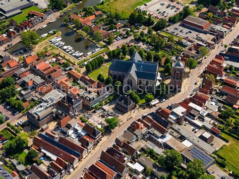 Luchtfoto van de St. Laurentiuskerk met zijn kenmerkende luchtbogen