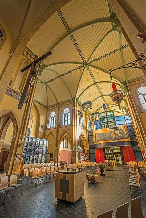 Interieur van de Sint Josephkerk met de gerealiseerde appartementen