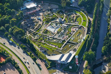 Luchtfoto van Madurodam met miniatuurgebouwen en waterpartijen