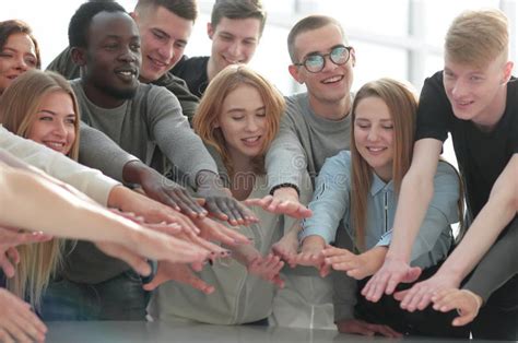 Groep jongeren die samen geloofsbelijdenis doen