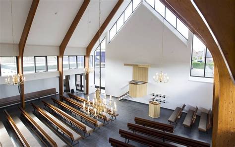 Architectonisch overzicht van de Christelijke Gereformeerde Centrumkerk aan de Singel in Dordrecht, met de kenmerkende toren en ingangsportaal.