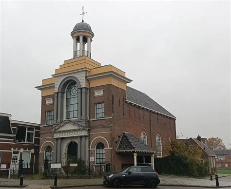 Foto van de voormalige doopsgezinde kerk in Akkrum, nu een bloemenwinkel
