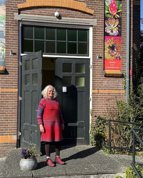 Interieur van het Kerkje van Goldjebloum met kunstwerken van Wilma Mencke