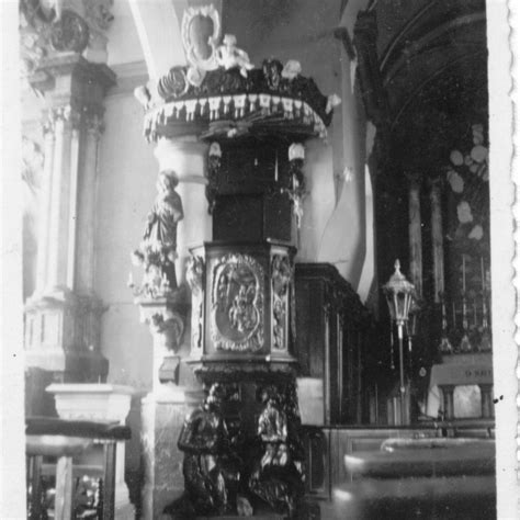 interieur van een historische kerk met een zeskantige preekstoel uit 1640