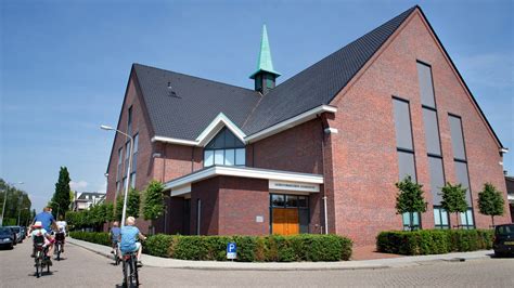 een sfeervolle foto van de Christelijk Gereformeerde Kerk in Meerkerk