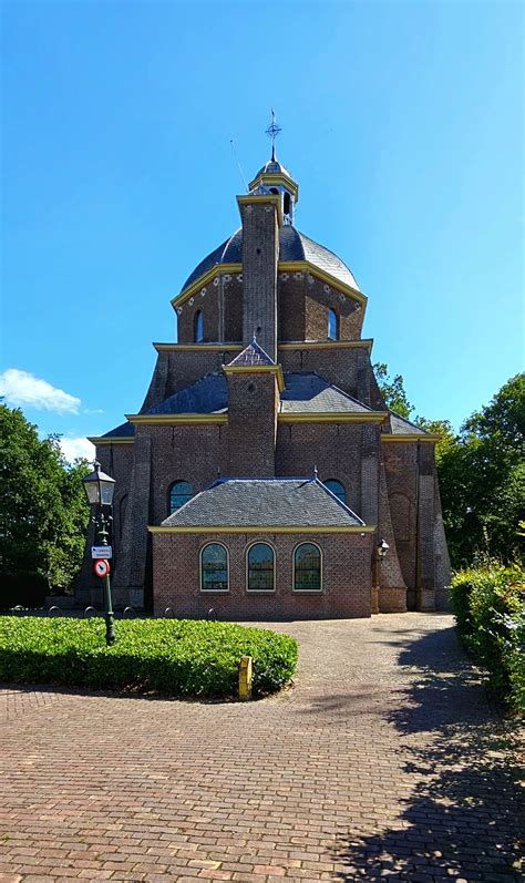 Impressionistische weergave van de eerste steenlegging van een historische kerk