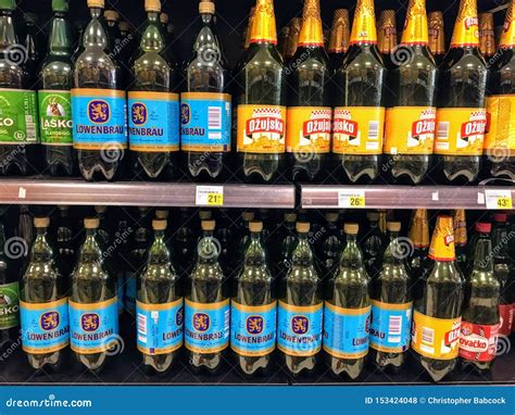 Flessen bier die klaargemaakt worden voor de hergisting
