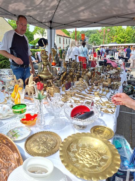 Voorbeelden van items die verkocht worden op de rommelmarkt: bloemstukken, antieke klokken en sierglaswerk