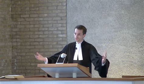 Foto van een predikant die levendig preekt voor een gemeente