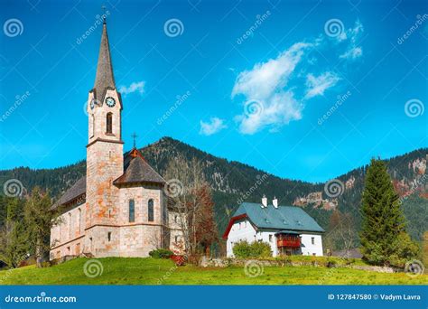 Foto van de Evangelische Kerk in Gosau, Opper-Oostenrijk, met vermelding van de architectuur en geschiedenis.