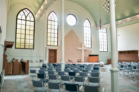 Een foto van de Herengrachtkerk in Leiden