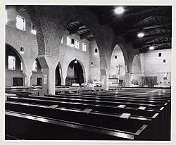 Interieurfoto van de R.K. kerk O.L. Vrouwe van Zeven Smarten met nadruk op de gewelven