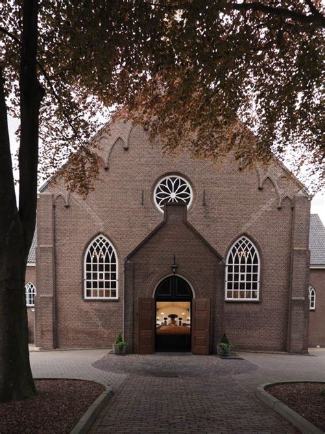 Foto van de Dorpskerk in Hierden, met op de achtergrond het landschap van de Veluwe.