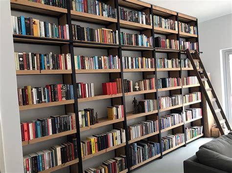 Boekenkast vol theologische werken