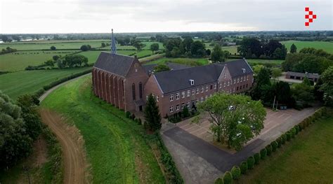 Historische afbeelding van het klooster van Sint Agnes, de eerste locatie van het weeshuis.