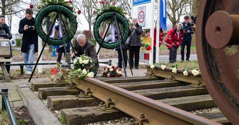 Foto van een kerkgebouw of een bloemstuk ter herdenking